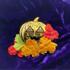 Vintage 70s Avon Pumpkin Brooch Pin Gold Tone Leaf Halloween Fall Jack-O-Lantern